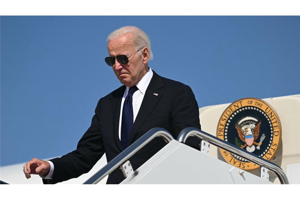 Biden setzt Wahlkampf-Käppi mit der Aufschrift „Trump 2024“ auf