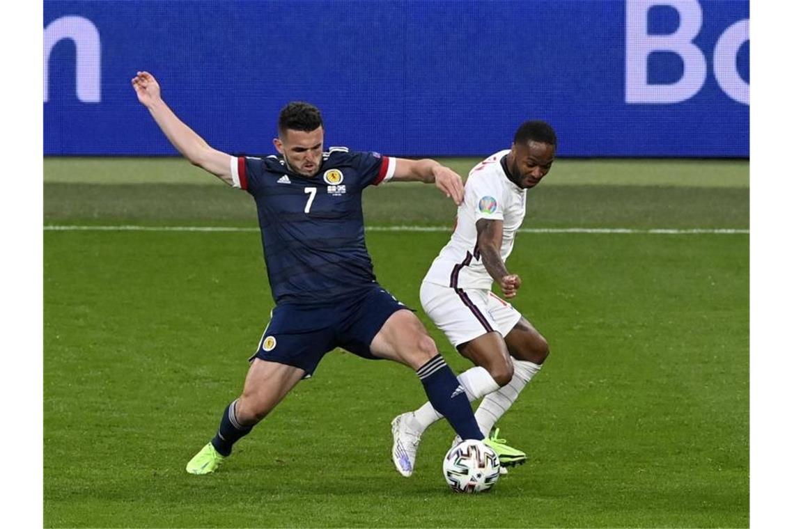 Keine Tore: Schottland wehrt einfallslose Engländer ab Der Schotte John McGinn (l) ist im Zweikampf vor Raheem Sterling am Ball. Foto: Facundo Arrizabalaga/Pool EPA/AP/dpa