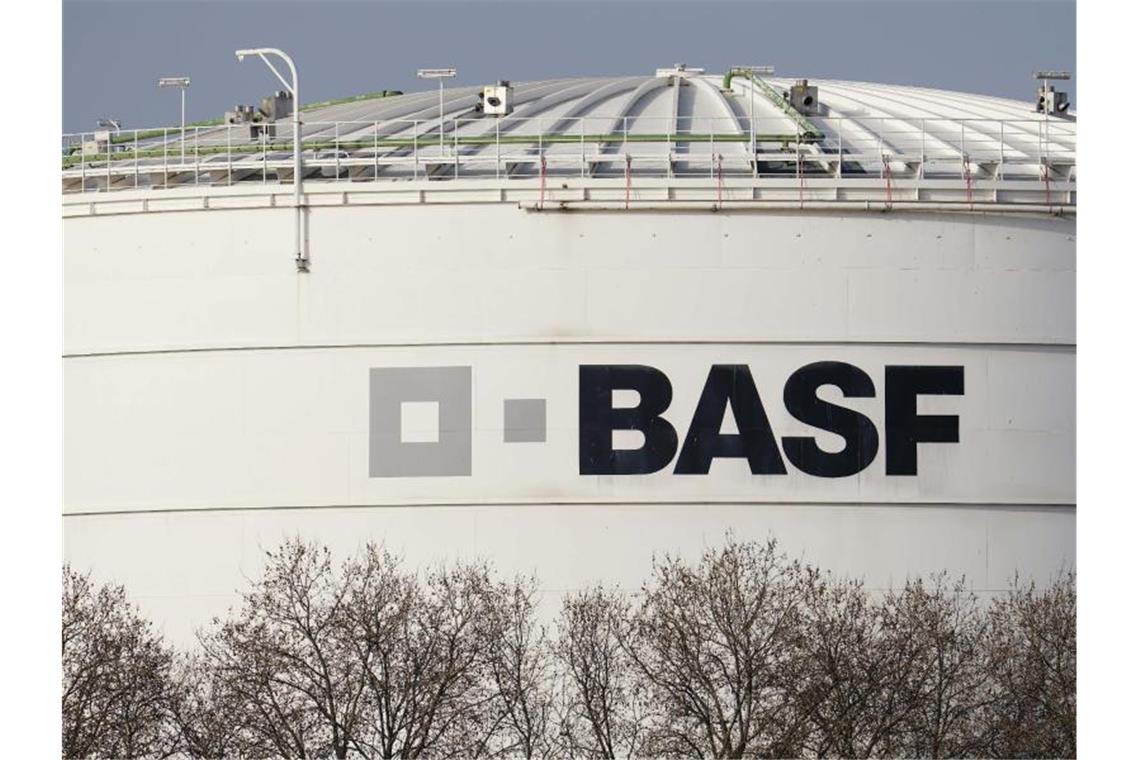 Der Schriftzug BASF ist auf einem Behälter auf dem Werksgelände von BASF angebracht. Foto: Uwe Anspach/dpa/Archiv