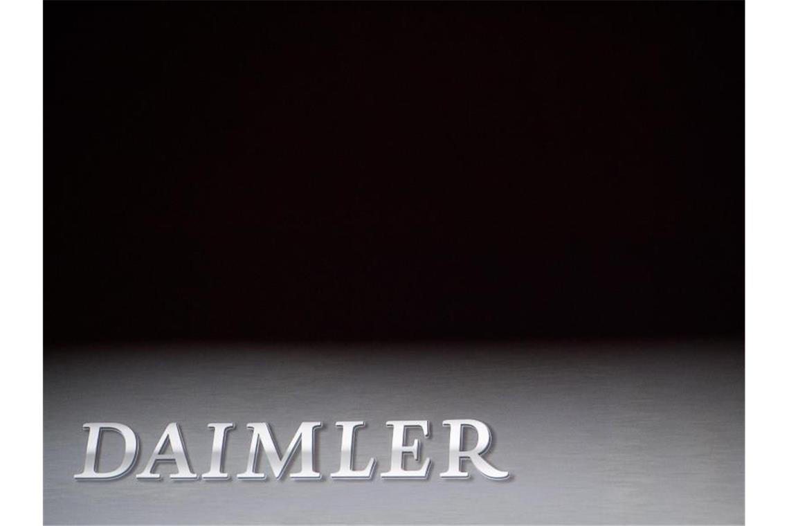 Der Schriftzug „Daimler“ steht auf einer Wand. Foto: Sebastian Gollnow/dpa/Symbolbild
