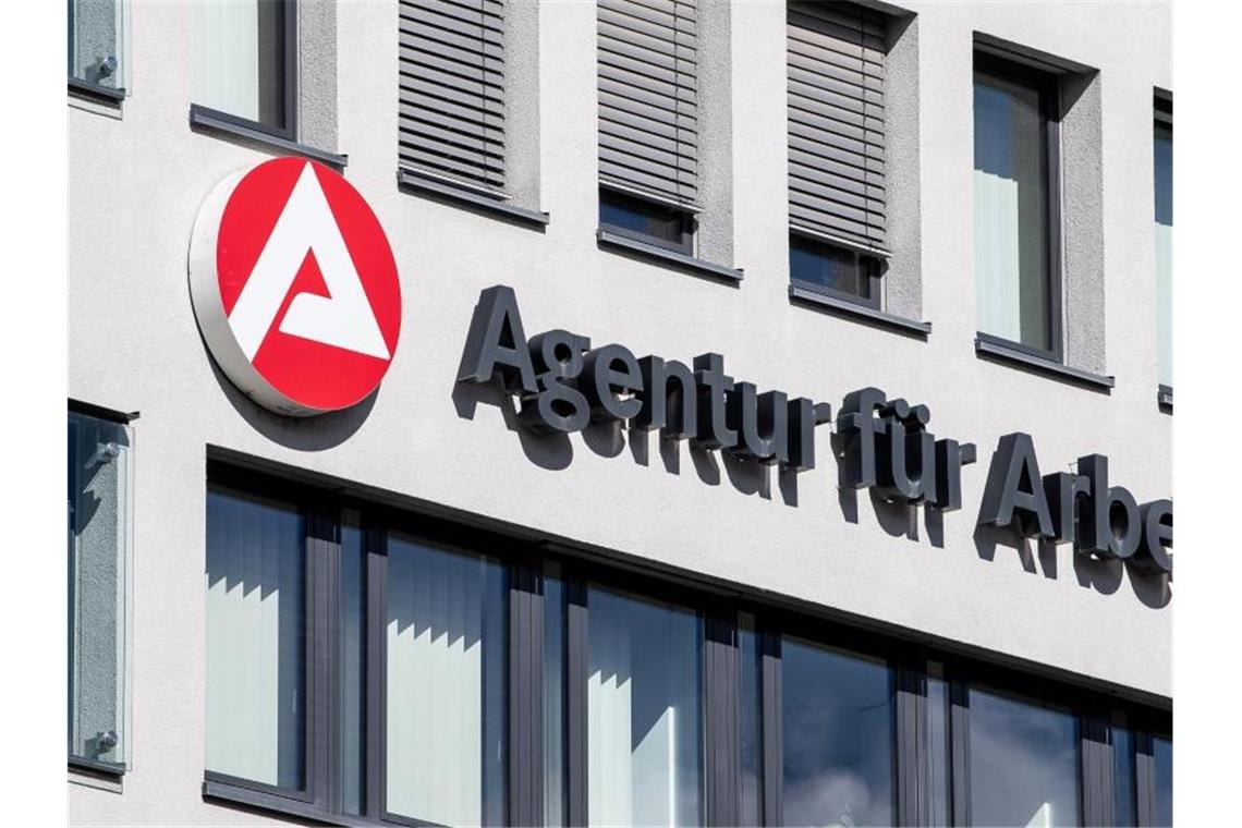 Arbeitslosigkeit leicht gestiegen: Statistik korrigiert Der Schriftzug der Agentur für Arbeit ist an einem Gebäude angebracht. Foto: Fabian Sommer/Archivbild