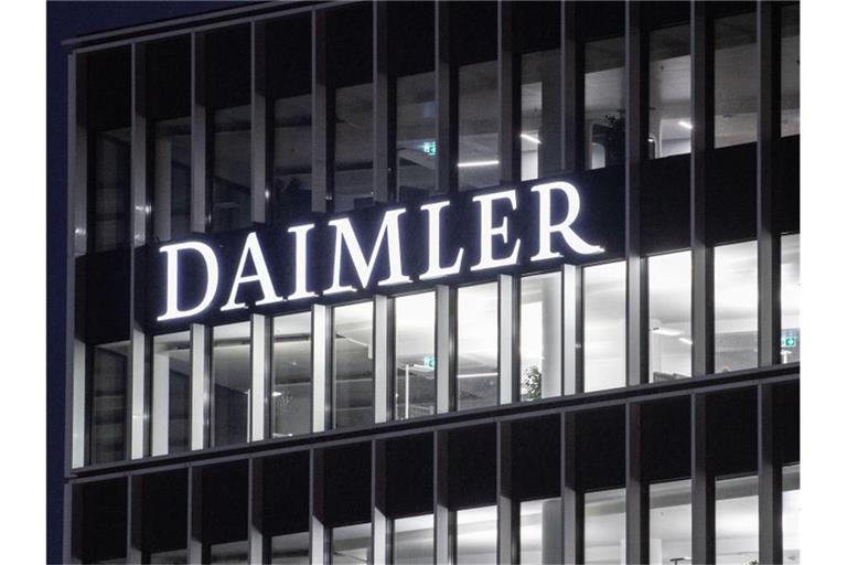Der Schriftzug der Daimler-AG ist an der Konzernzentrale zu sehen. Foto: Marijan Murat/dpa/Archivbild