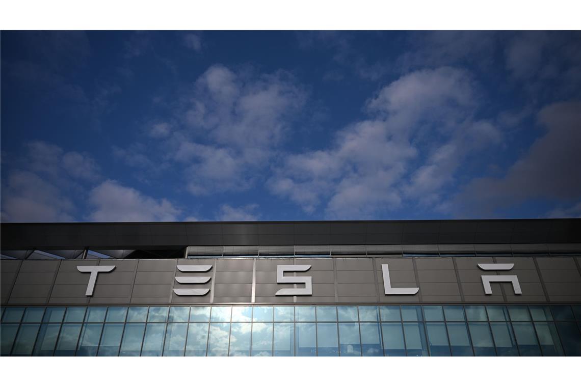 Der Schriftzug der Tesla Gigafactory Berlin Brandenburg. In der Tesla-Autofabrik in Grünheide steht die Produktion wegen eines Stromausfalls nach einem Anschlag auf einen Strommasten still.