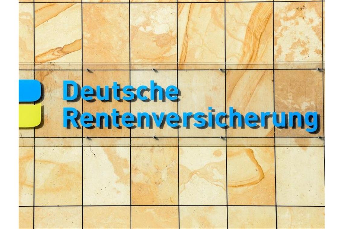 Rentenversicherung macht Hoffnung auf Rentenerhöhung 2022 Der Schriftzug Deutsche Rentenversicherung an einem Gebäude in Berlin. Foto: Jens Kalaene/dpa-Zentralbild/dpa