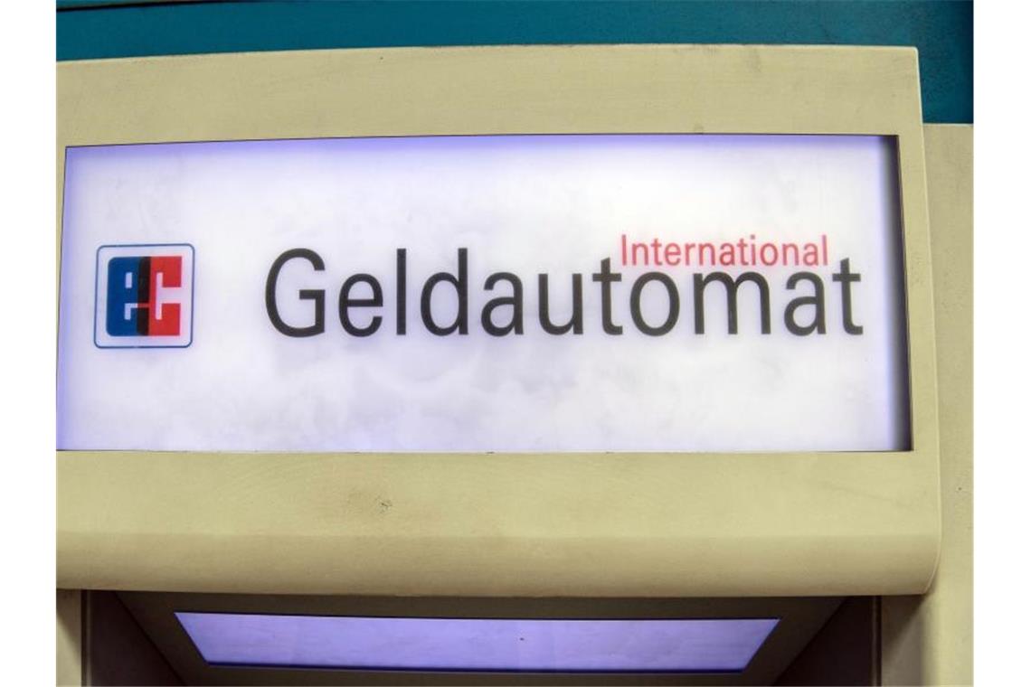 Der Schriftzug "Geldautomat" auf einem Geldautomaten. Foto: Paul Zinken/dpa-Zentralbild/ZB/Symbolbild