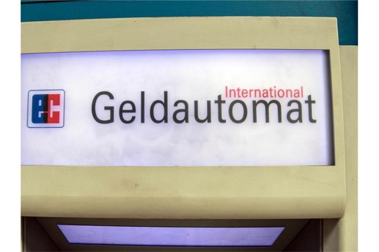 Der Schriftzug "Geldautomat" auf einem Geldautomaten. Foto: Paul Zinken/dpa-Zentralbild/ZB/Symbolbild