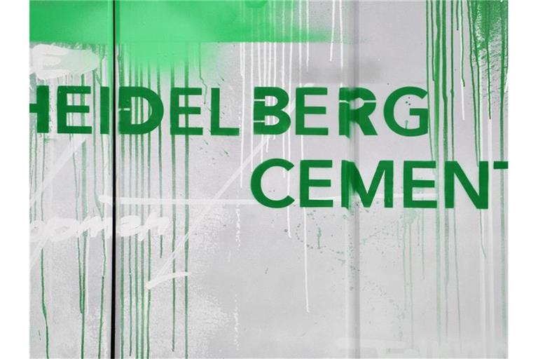 Der Schriftzug "HeidelbergCement". Foto: Uwe Anspach/dpa