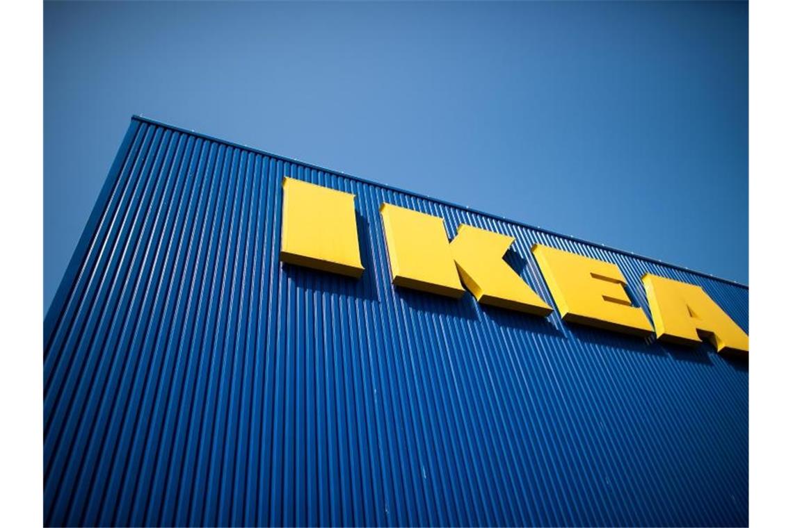 Der Schriftzug IKEA ist auf der Fassade eines Möbelhauses zu sehen. Foto: Federico Gambarini/dpa