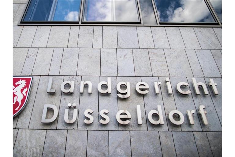 Der Schriftzug „Landgericht und Amtsgericht Düsseldorf“ hängt an der Fassade des Landgerichts. Foto: Marcel Kusch/Archivbild