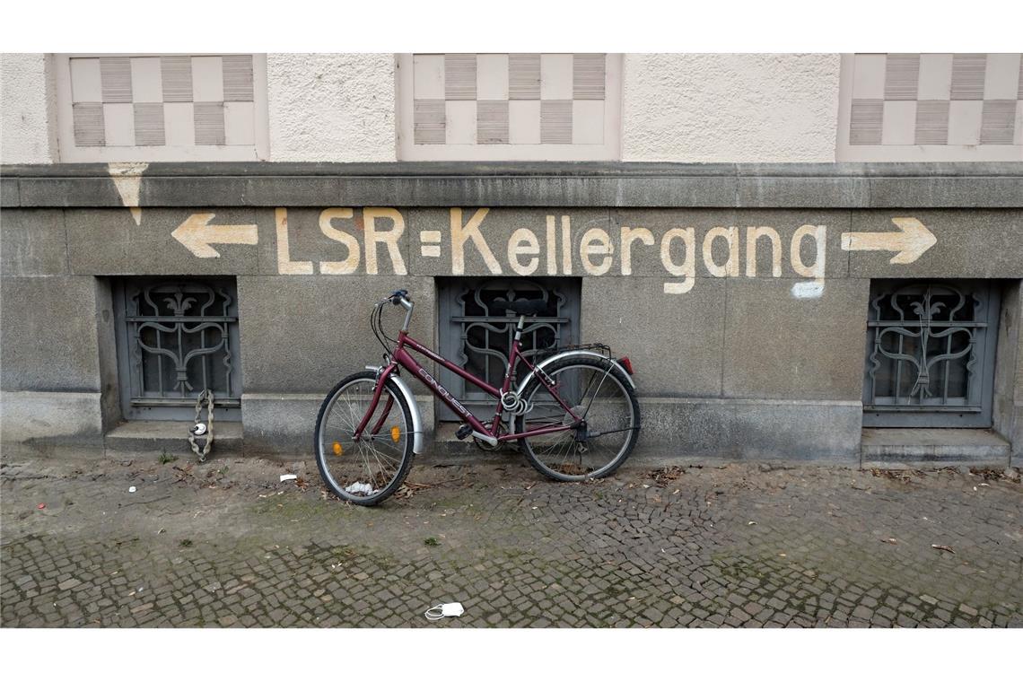 Der Schriftzug "LSR Kellergang" steht an der Fassade eines Wohnhauses im Leipziger Stadtteil Schleußig. "LSR" bedeutet Luftschutzraum. Der Hinweis für die Zivilbevölkerung war ab dem Jahr 1944 in deutschen Städten an den Häusern zu sehen. (Archivfoto)