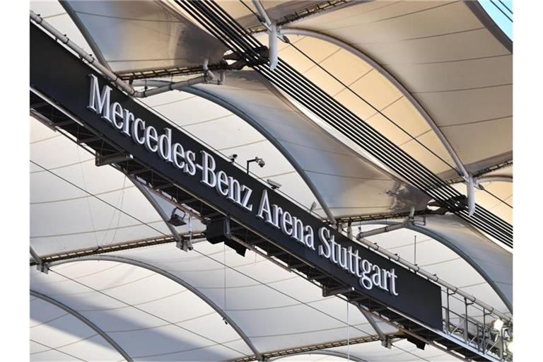 Der Schriftzug „Mercedes-Benz Arena Stuttgart“ hängt am Stadiondach. Foto: Silas Stein/dpa