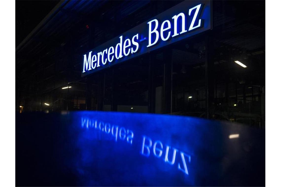 Der Schriftzug "Mercedes-Benz" spiegelt sich. Foto: picture alliance / dpa