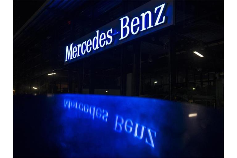 Der Schriftzug „Mercedes-Benz“ spiegelt sich in einem Pkw-Dach. Foto: picture alliance / dpa/Symbolbild