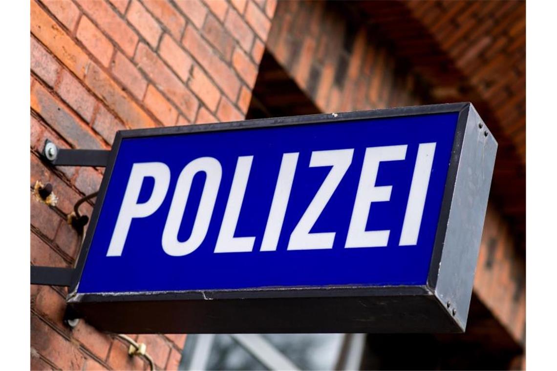 Mutter und Tochter tot in Wohnung in Karlsruhe aufgefunden Der Schriftzug „Polizei“ auf einem Schild am Gebäude einer Polizeiinspektion. Foto: picture alliance / Hauke-Christian Dittrich/dpa/Archivbild