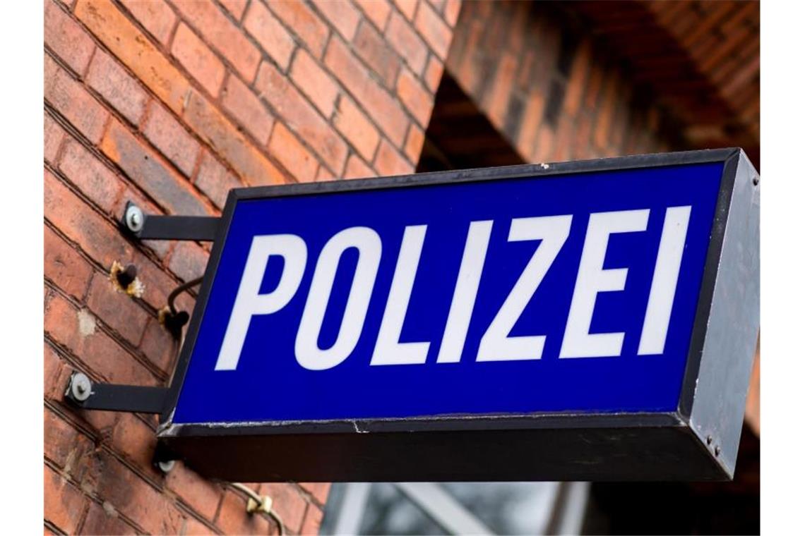 Unbekannter bedroht Taxifahrer mit Revolver Der Schriftzug „Polizei“ auf einem Schild am Gebäude einer Polizeiinspektion. Foto: picture alliance / Hauke-Christian Dittrich/dpa/Archivbild