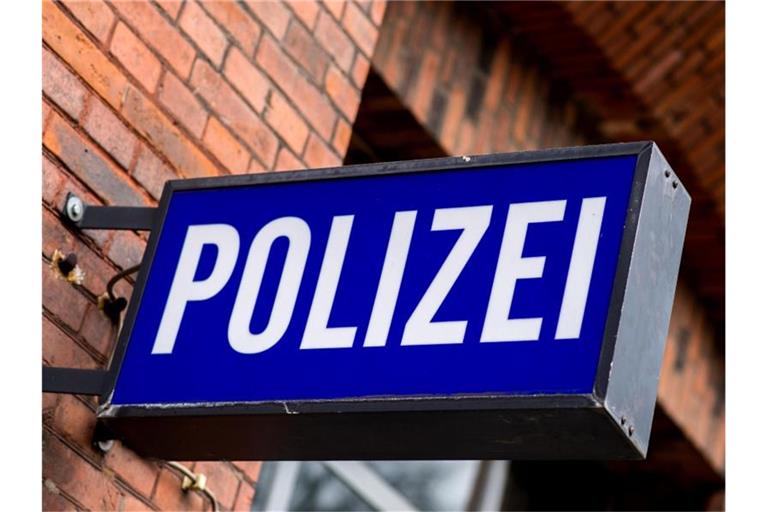 Der Schriftzug „Polizei“ steht auf einem Schild am Gebäude einer Polizeiinspektion. Foto: picture alliance / Hauke-Christian Dittrich/dpa/Symbolbild