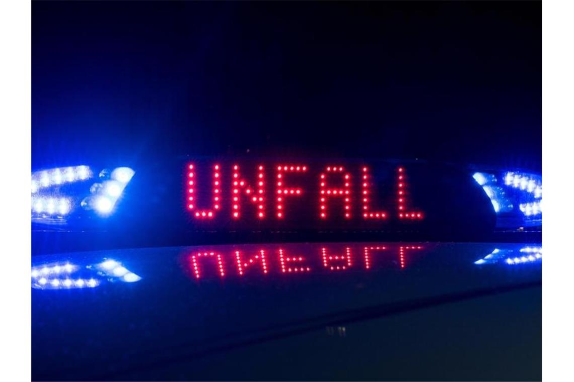 Unfallserie und Raub in Baden-Württemberg geben Rätsel auf Der Schriftzug „Unfall“ leuchtet an einem Streifenwagen. Foto: Monika Skolimowska/dpa-Zentralbild/ZB/Symbolbild