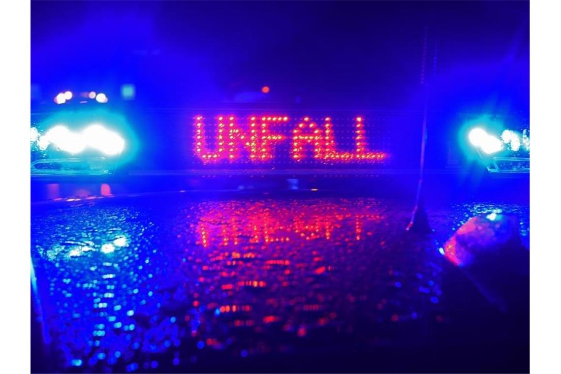 Zusammenstoß auf der Gegenfahrbahn: Zwei Verletzte Der Schriftzug „Unfall“ leuchtet an einem Streifenwagen. Foto: Stefan Puchner/dpa/Symbolbild