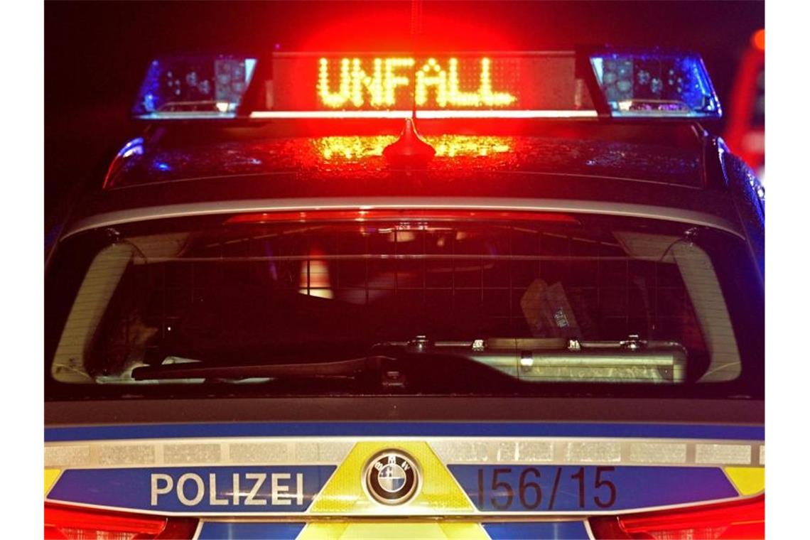 Drei Schwerverletzte bei Frontalzusammenstoß in Mannheim Der Schriftzug "Unfall" leuchtet auf einem Streifenwagen. Foto: Stefan Puchner/dpa/Archivbild