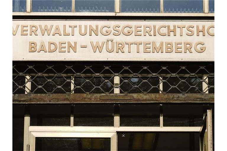 Der Schriftzug „Verwaltungsgerichtshof Baden-Württemberg“ ist über dem Eingang des VGHs zu sehen. Foto: Uwe Anspach/dpa