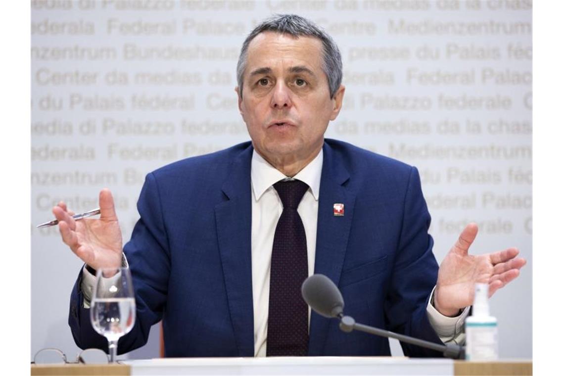 Schweiz will Einfrieren russischer Gelder erörtern Der schweizer Außenminister Ignazio Cassis bei einer Pressekonferenz. Foto: Peter Klaunzer/KEYSTONE/dpa
