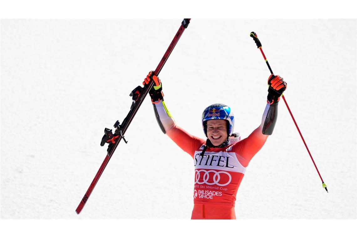 Der Schweizer Marco Odermatt verwies in einem hochklassigen Duell den Norweger Henrik Kristoffersen auf Platz zwei.