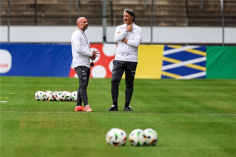 Der Schweizer Nationaltrainer Murat Yakin (re.) im Gazistadion auf der Waldau in Stuttgart.