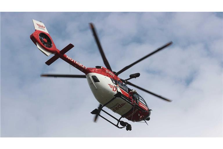 Der Schwerverletzte wurde mit einem Rettungshubschrauber in die Klinik gebracht. (Symbolbild)