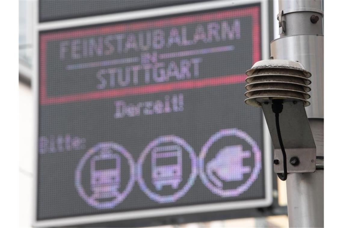 Feinstaubalarm in Stuttgart geht zu Ende Der Sensor einer Messstation während dem ersten Feinstaubalarm im Jahr 2019 vor einem Hinweisschild. Foto: Sebastian Gollnow/dpa/Archivbild