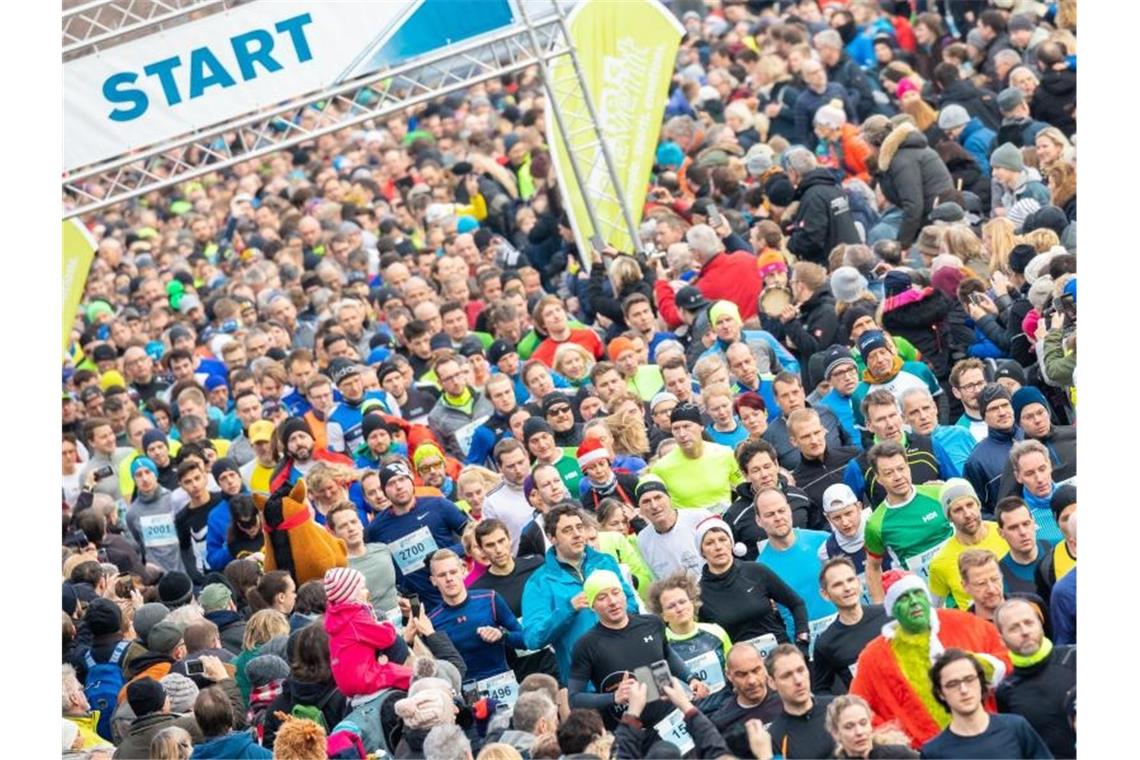 2020 ist da: Ausgelassene Silvesterpartys weltweit Der Silvesterlauf in Hannover: Die rund 5,8 Kilometer lange Strecke führt die Läufer um den Maschsee. Foto: Moritz Frankenberg/dpa