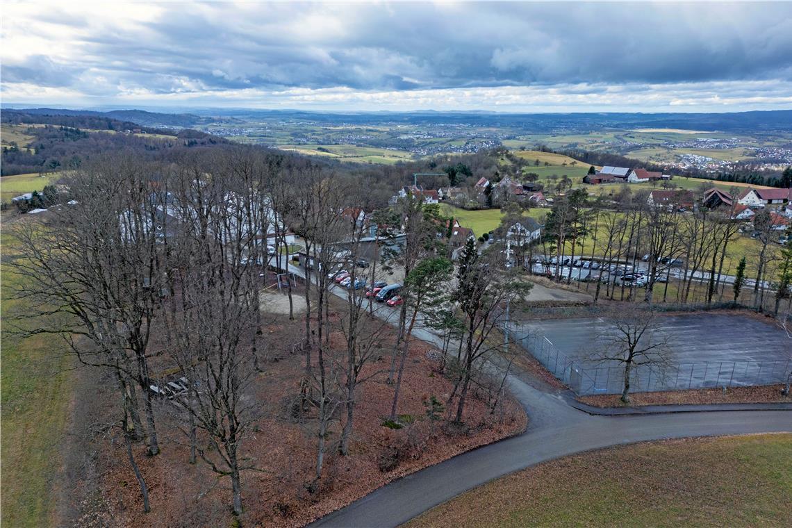 Der sogenannte Kombi-Aussichtsturm würde nach den derzeitigen Planungen auf dem Gelände von Haus Lutzenberg zwischen den Bäumen (vorne links) stehen. Foto: Alexander Becher