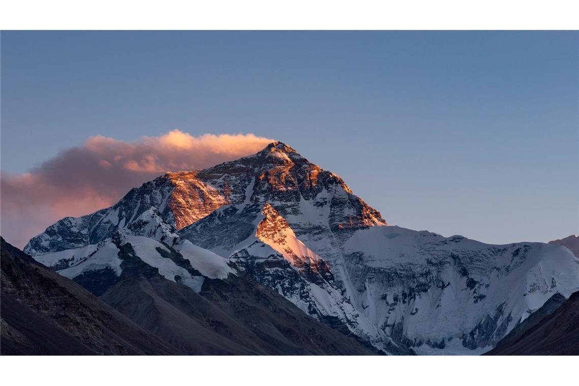 Der Sonnenuntergang färbt den Gipfel des Mount Everest.