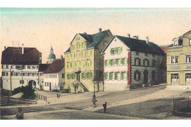 Der spätere Burgplatz um 1900. Rechts neben dem Torhaus befand sich das einstige Domizil der Oberamtssparkasse für den Bezirk Backnang. Repros: Peter Wolf