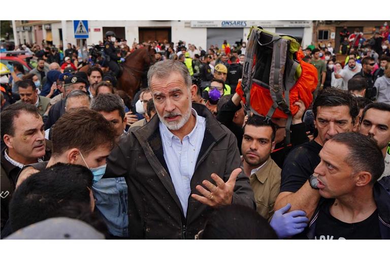 Der spanische König Felipe wird während seines Besuches in Paiporta von aufgebrachten Bewohnern bedrängt.