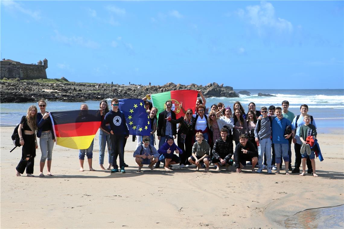 Die Realschule am Bize ist Erasmus-Schule Der Spaß kommt bei dem Austausch nicht zu kurz: Gemeinsam unternehmen die portugiesischen und deutschen Schülerinnen und Schüler einen Ausflug zum Strand.Foto: Benjamin Seiz