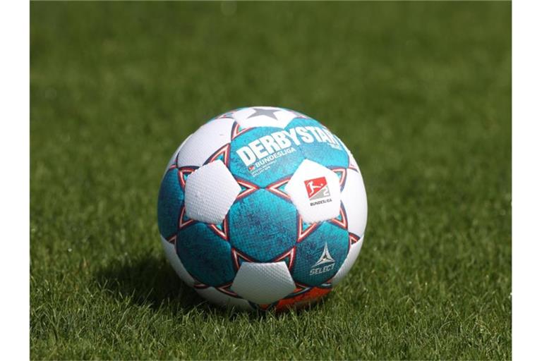 Der Spielball der Bundesliga liegt auf dem Rasen. Foto: Guido Kirchner/dpa/Symbolbild