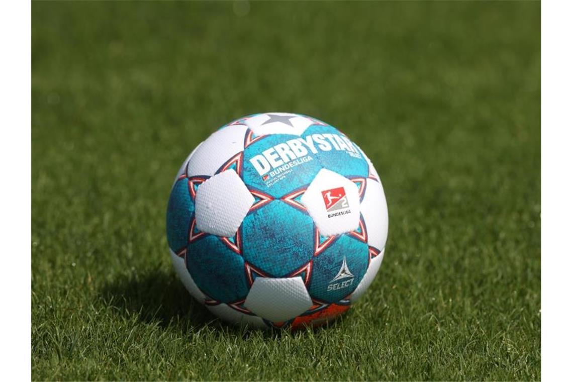 Der Spielball der Saison 2021/2022 liegt auf dem Rasen. Foto: Guido Kirchner/dpa/Symbolbild