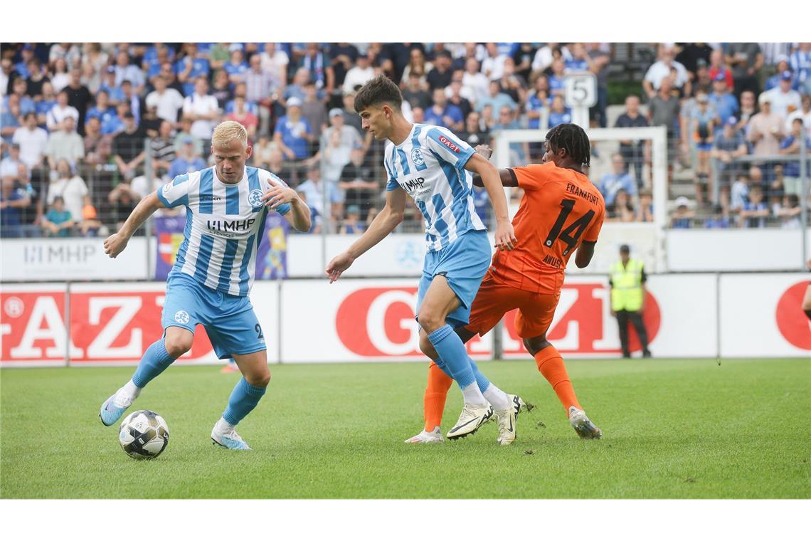 Der spielerisch starke Kickers-Neuzugang Per Lockl (li.) ordnete das Spiel der Blauen im Mittelfeld.