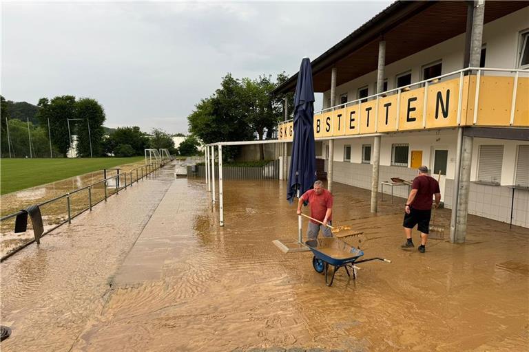 Der Sportplatz in Erbstetten war nach dem Starkregen am 26. Juni überflutet. Foto: privat