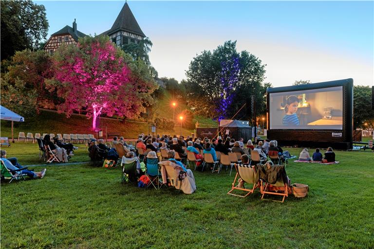 Der Stadtgarten verwandelt sich zum Open-Air-Kino. Das Publikum hat sich für „Oscars Kleid“ als Wahlfilm entschieden. Foto: Stefan Bossow