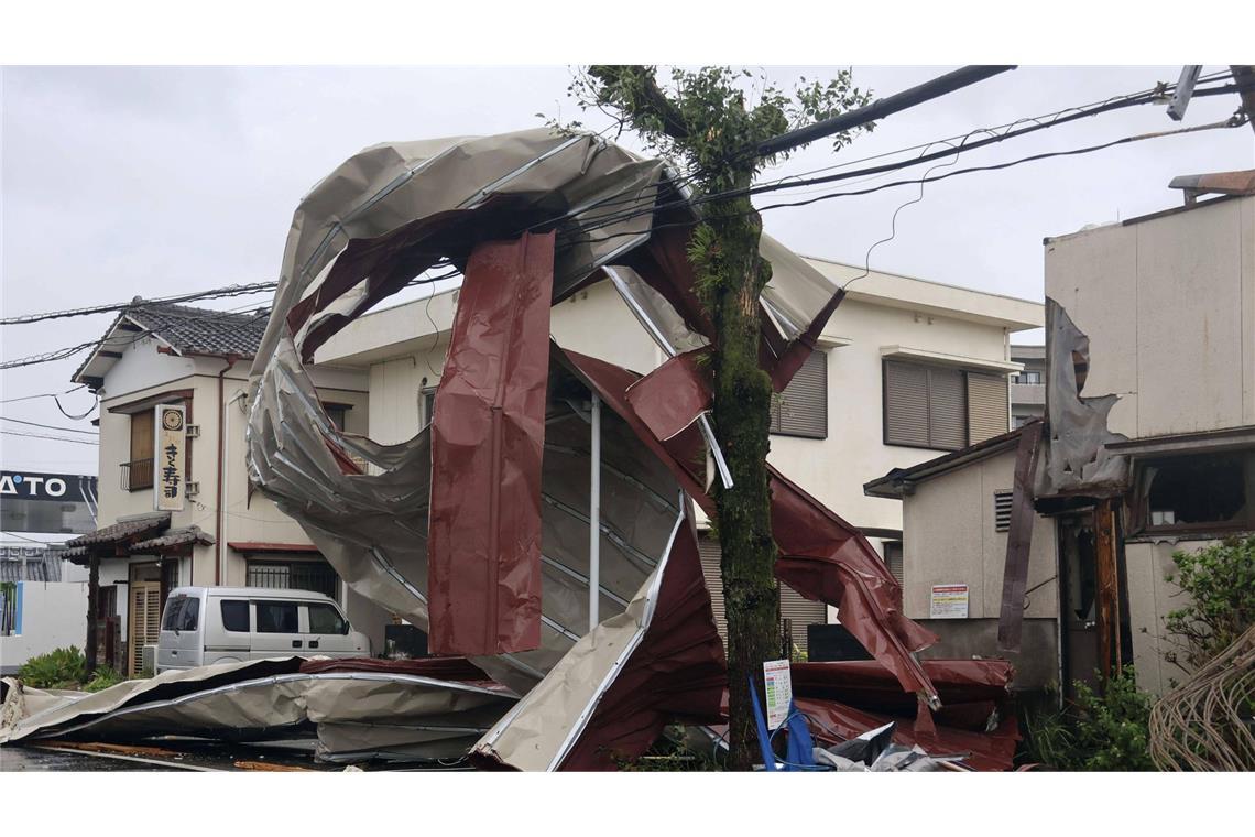 Der starke Taifun „Shanshan“ hat in Japan mindestens drei Menschen in den Tod gerissen und Dutzende mit heftigem Regen und starken Winden verletzt.