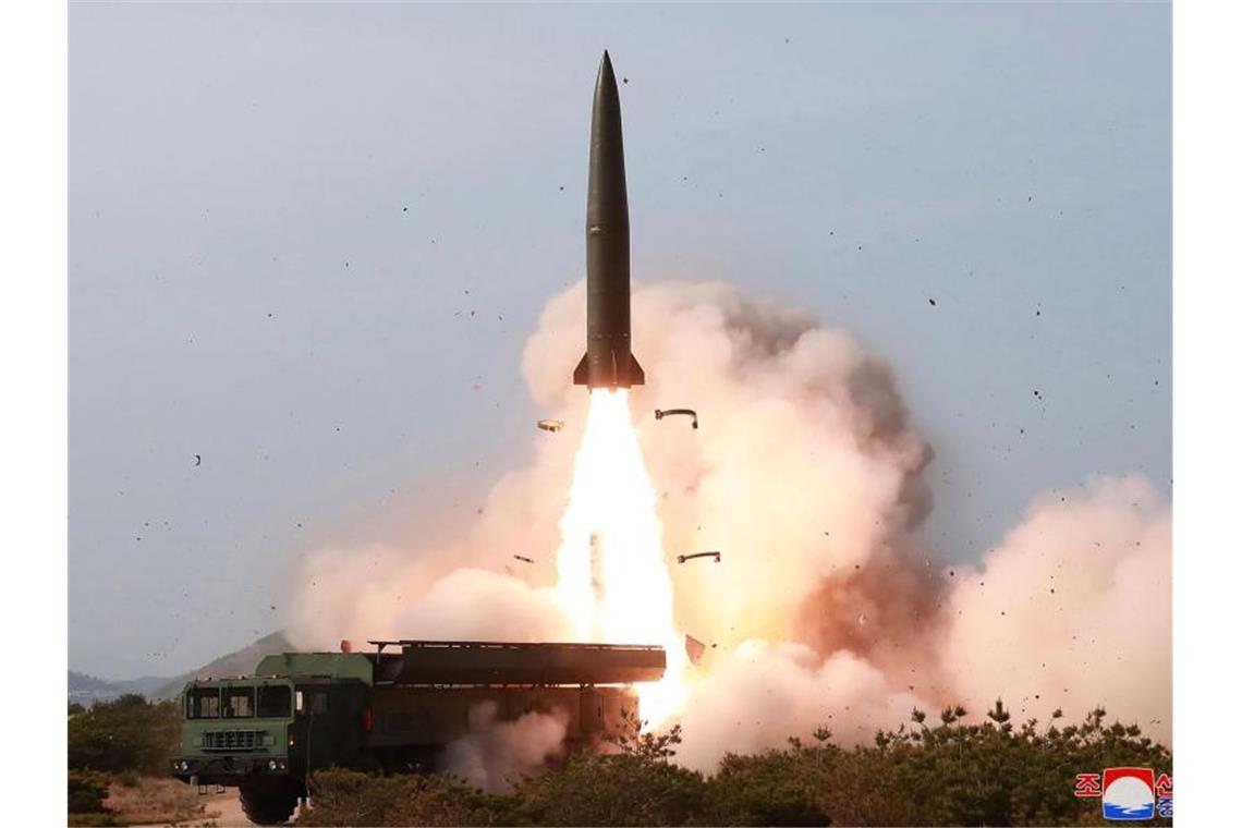 Nordkorea spricht nach neuem Raketentest von Angriffsübung Der Start einer Rakete an der nordkoreanischen Ostküste. Foto: KCNA via KNS/AP