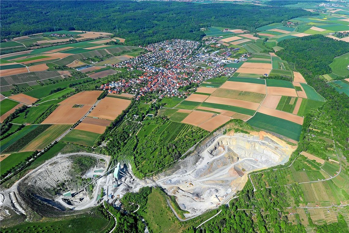 Der Steinbruch soll rechts um etwa neun Hektar erweitert werden. Archivfoto: Werner Kuhnle