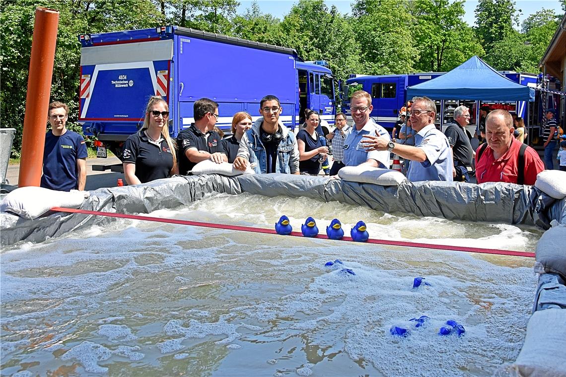 THW Backnang präsentiert Gästen sein Können Der stellvertretende Ortsbeauftragte Christian Vogel (zweiter von rechts) erklärt Besuchern die Vorgehensweise, wie das THW Gewässer mit Sauerstoff anreichert. Foto: Tobias Sellmaier