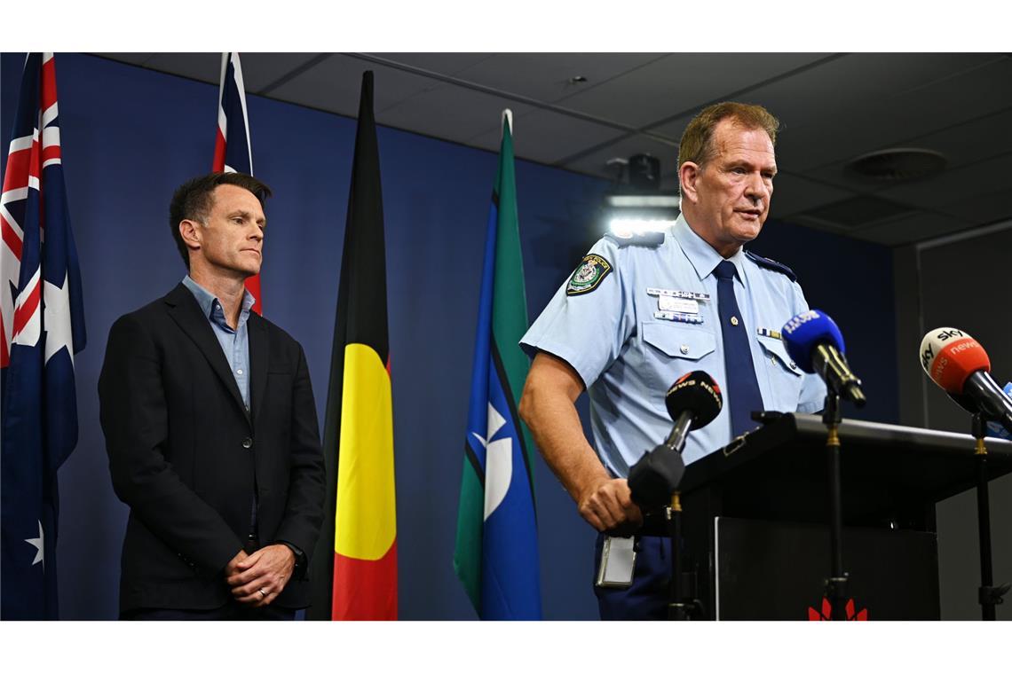 Der stellvertretende Polizeichef von New South Wales, David Hudson (r), spricht  auf einer Pressekonferenz.