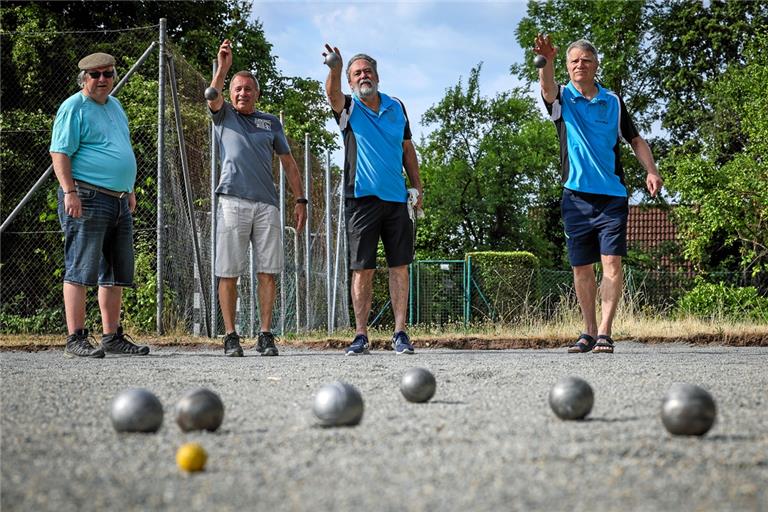 Der stellvertretende TSG-Vorsitzende Wolfgang Richter, der kommissarische Abteilungsleiter Michael Krimmer, der Fechterfunktionär und Boulespieler Gunter Piesch sowie der Vereinsvorsitzende Rainer Mögle (von links) testen die neuen Bahnen schon einmal. Foto: Alexander Becher