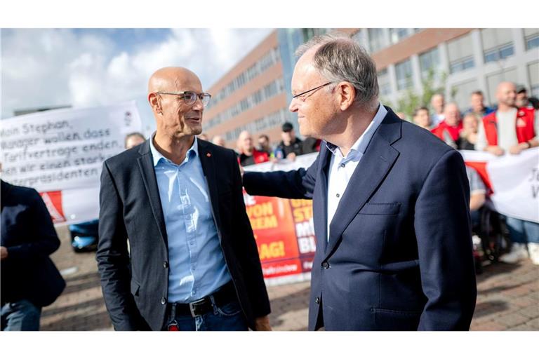 Der stellvertretende VW-Betriebsratsvorsitzende Herbert de Vries (l.) am Werk in Emden setzt im Streit um die Sparpläne beim Autobauer auf die Unterstützung von Niedersachsens Ministerpräsidenten und Aufsichtsratsmitglied Stephan Weil.