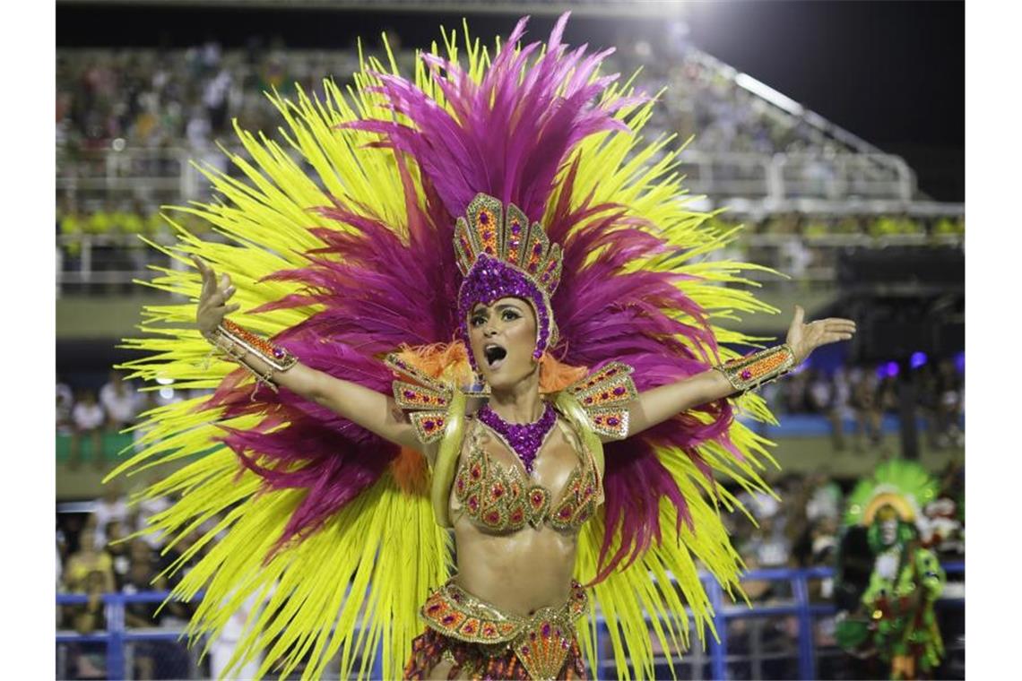 Straßenkarneval in Rio wegen Pandemie erneut abgesagt Der Straßenkarneval in Rio findet auch in diesem Jahr nicht statt. Die Pläne für die Umzüge im Sambodrom werden vorerst weiter aufrechterhalten. Foto: Leo Correa/AP/dpa