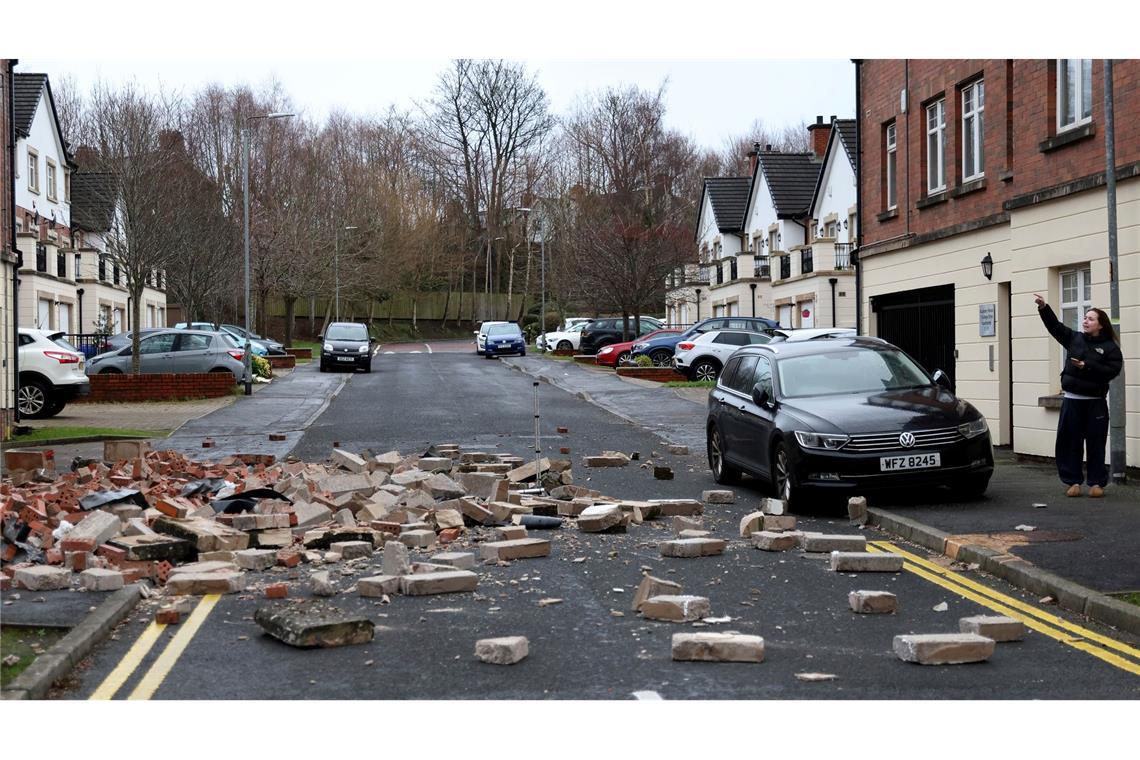"Historisch": Sturm Éowyn wütet in Irland und Großbritannien Der Sturm riss Bäume heraus und beschädigte Häuser teils erheblich.