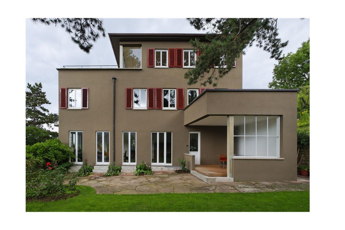 Der Stuttgarter Architekt Matthias Ludwig vom Büro für Architektur hat das 1931 im Bauhaus-Stil erbaute Wohnhaus – selbstverständlich mit Flachdach (entworfen vom Stuttgarter Architekten Clemens Hummel) saniert . . .